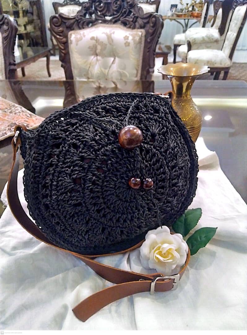 کیف گرد مشکی دوشی رافیا و چرم طبیعی استردار با نخ ترک رافیا M14